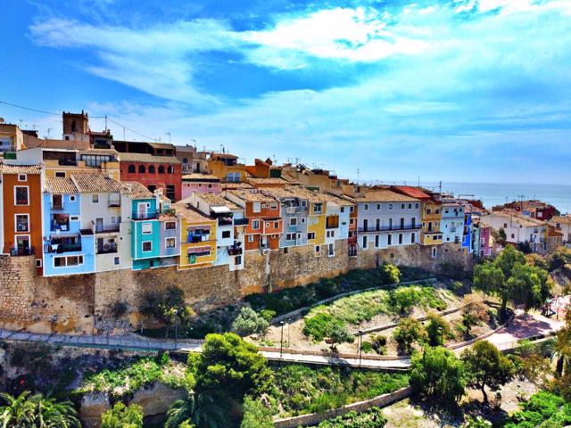 Casas de colores sobre la muralla